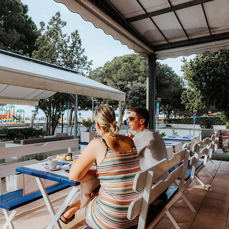 Hotel Villa Franca Lignano Sabbiadoro Bagian luar foto
