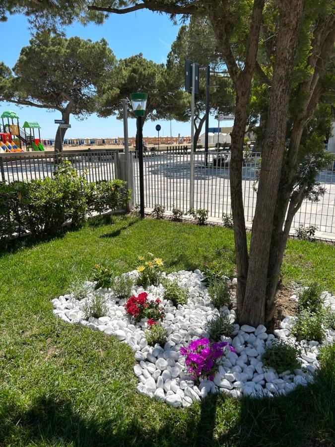 Hotel Villa Franca Lignano Sabbiadoro Bagian luar foto