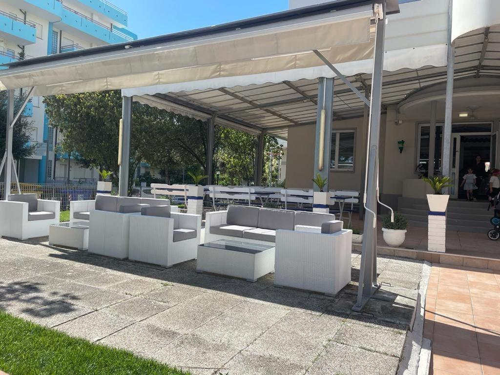 Hotel Villa Franca Lignano Sabbiadoro Bagian luar foto