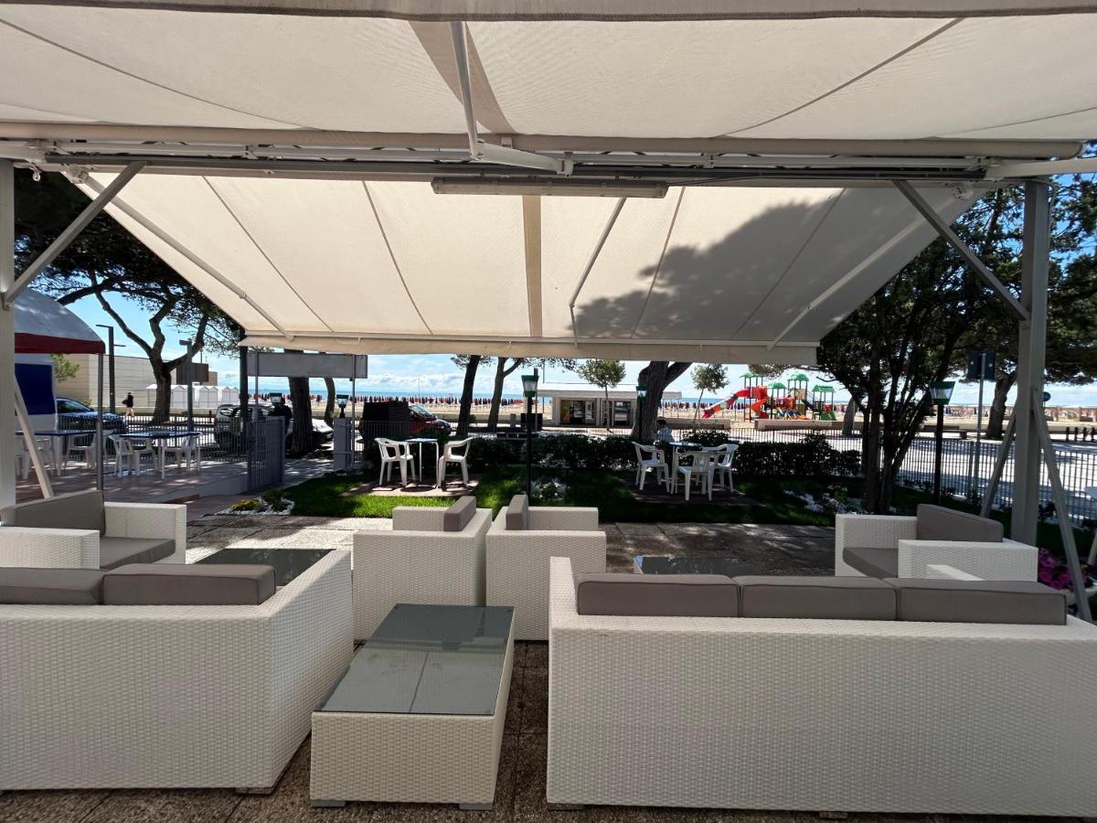 Hotel Villa Franca Lignano Sabbiadoro Bagian luar foto