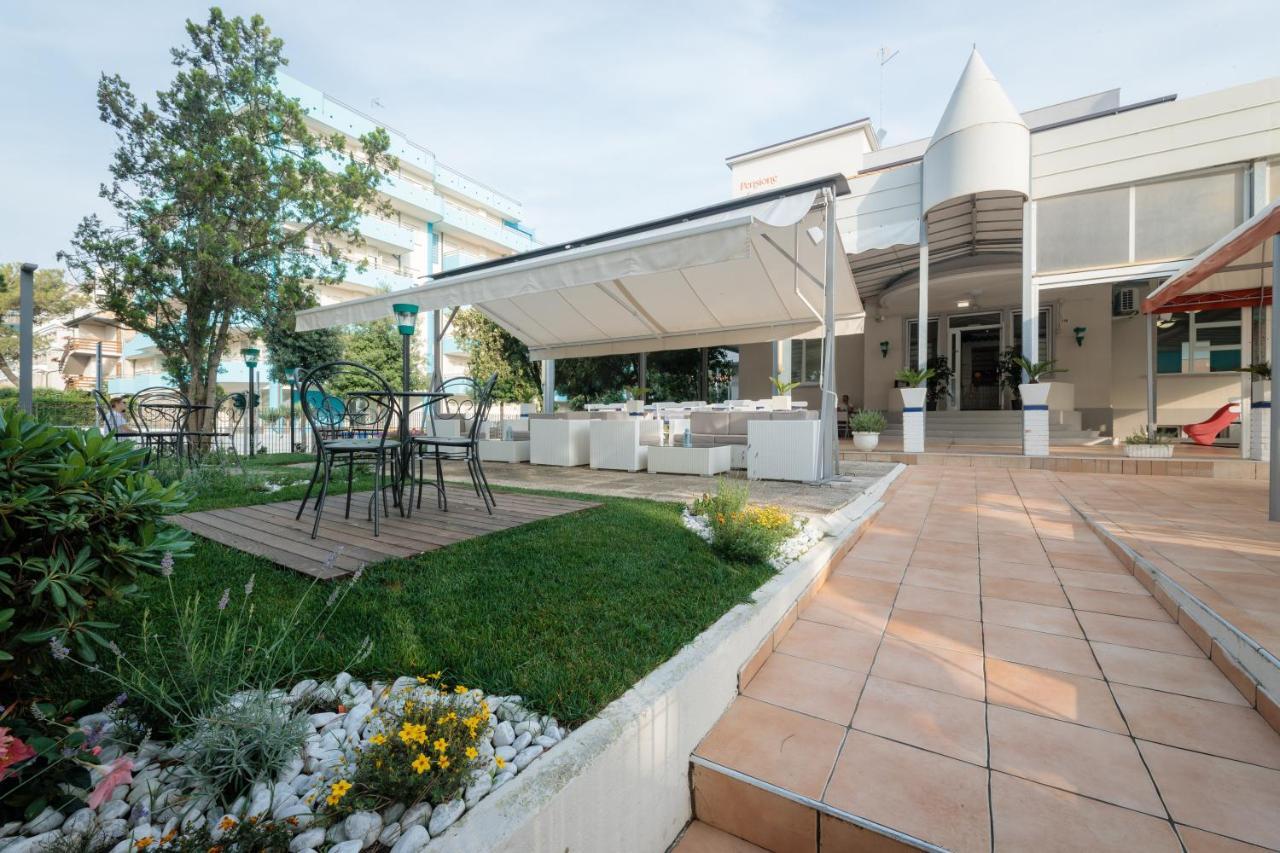 Hotel Villa Franca Lignano Sabbiadoro Bagian luar foto